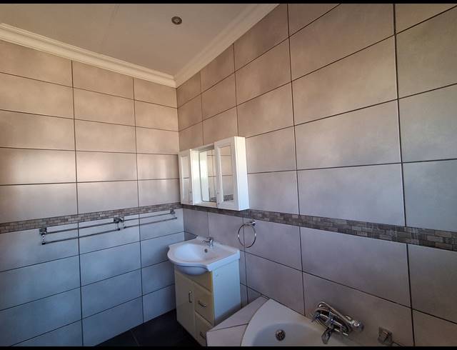 3 BEDROOM FREESTANDING FOR SALE IN STILFONTEIN EXT 4
